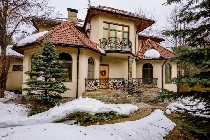Снегири. Купить дом площадью 384 м² на участке 40 соток в элитном коттеджном посёлке Снегири на Новорижском шоссе в 23 км от МКАД.